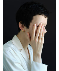 Body Wave Y QTZ Ring