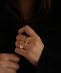 Body Wave Y QTZ Ring