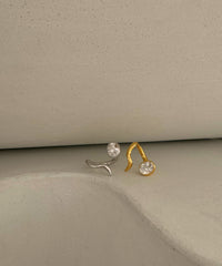 Body Wave Y QTZ Ring