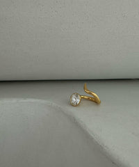 Body Wave Y QTZ Ring