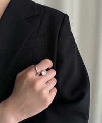 Body Wave Y QTZ Ring