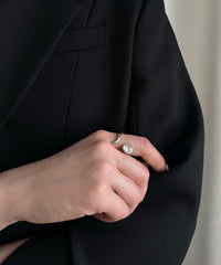 Body Wave Y QTZ Ring