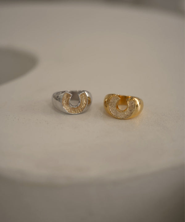 Briller Signet Horseshoe M Ring