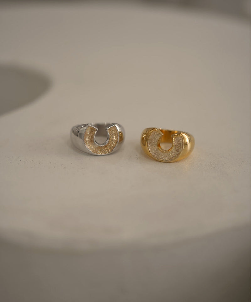 Briller Signet Horseshoe M Ring
