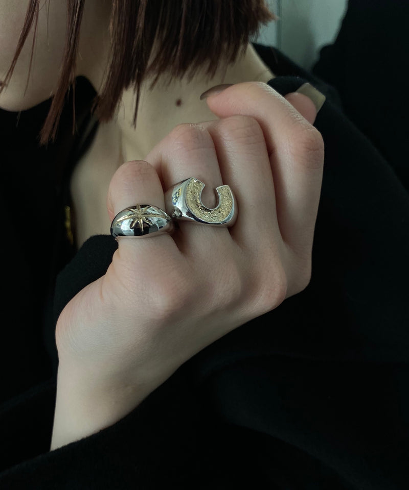 Briller Signet Horseshoe M Ring