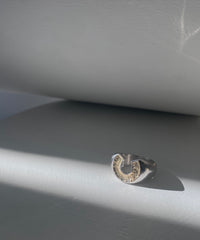 Briller Signet Horseshoe M Ring